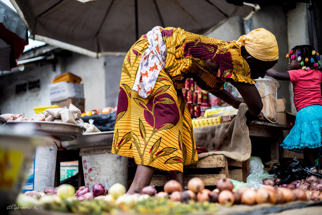 Femme au marché à Bonoua, Stéphane K